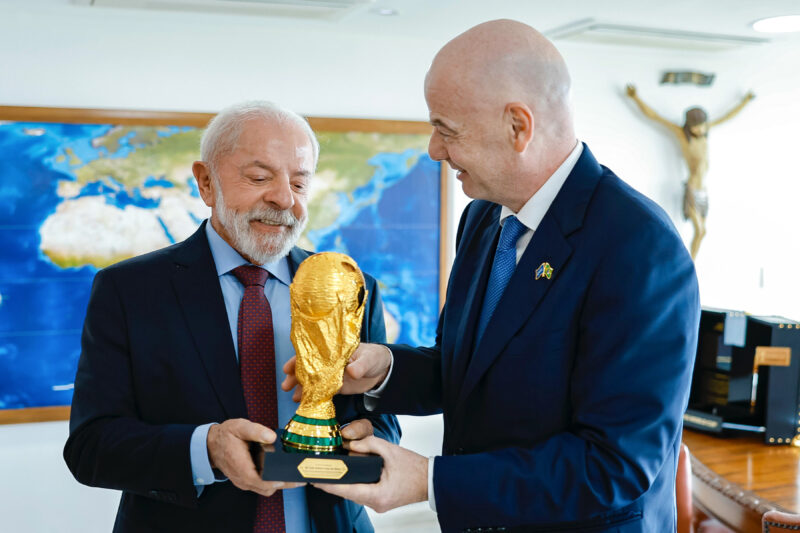 Presidente da República, Luiz Inácio Lula da Silva, durante reunião com o Presidente da Federação Internacional de Futebol (FIFA), Gianni Infantino